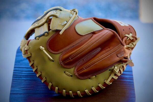 34 Fastpitch Catcher's Mitt (RHT) - Image 2