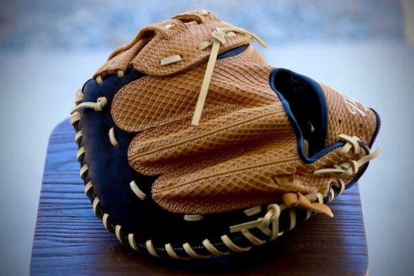 34 Fastpitch Catcher's Mitt RHT - Image 2